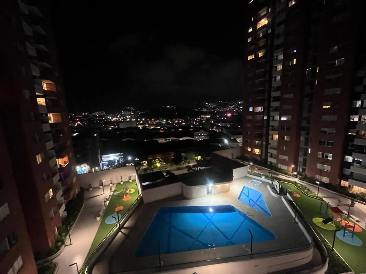 Hermoso Apto En Poblado Con Piscina Medellín 0*,  Colombia
